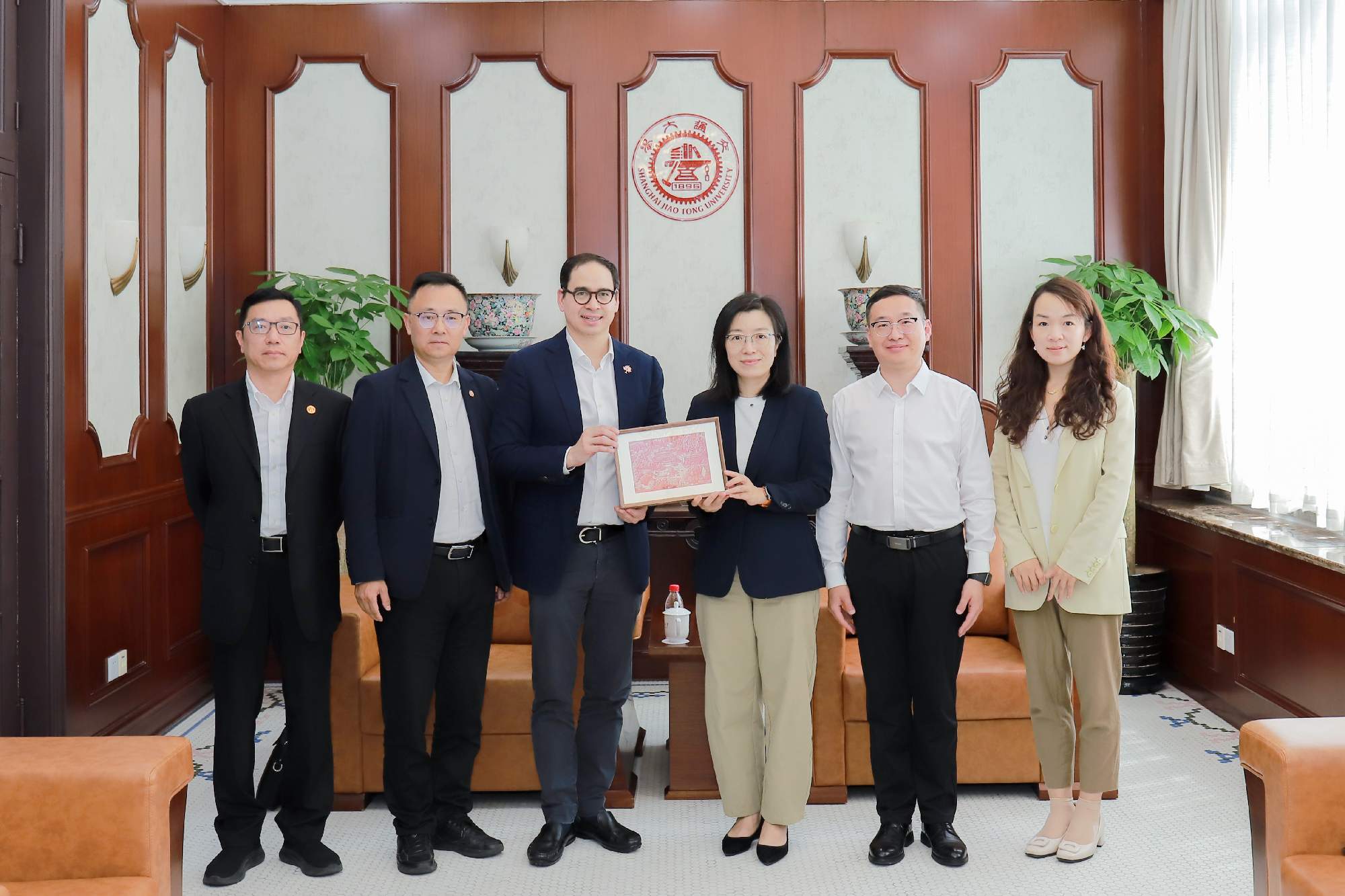 Philip Sohmen Visits SJTU, Continuing the Pao Family’s Decades-long Commitment to Education